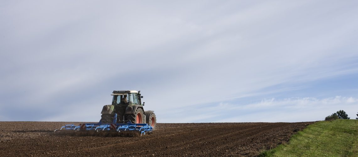 Maquina agrícola durante colheita