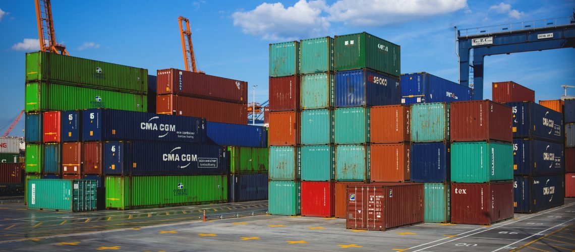 Containers aguardando embarque no porto